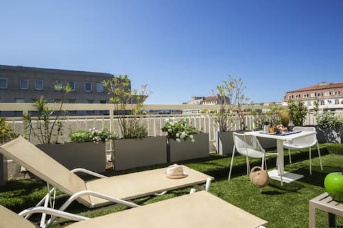 Executive kamer, 1 queensize bed met slaapbank, terras | Luxe beddengoed, een gratis minibar, een kluis op de kamer, een bureau