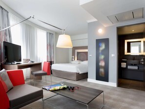 Executive Room, 1 Queen Bed with Sofa bed | Premium bedding, free minibar, in-room safe, desk