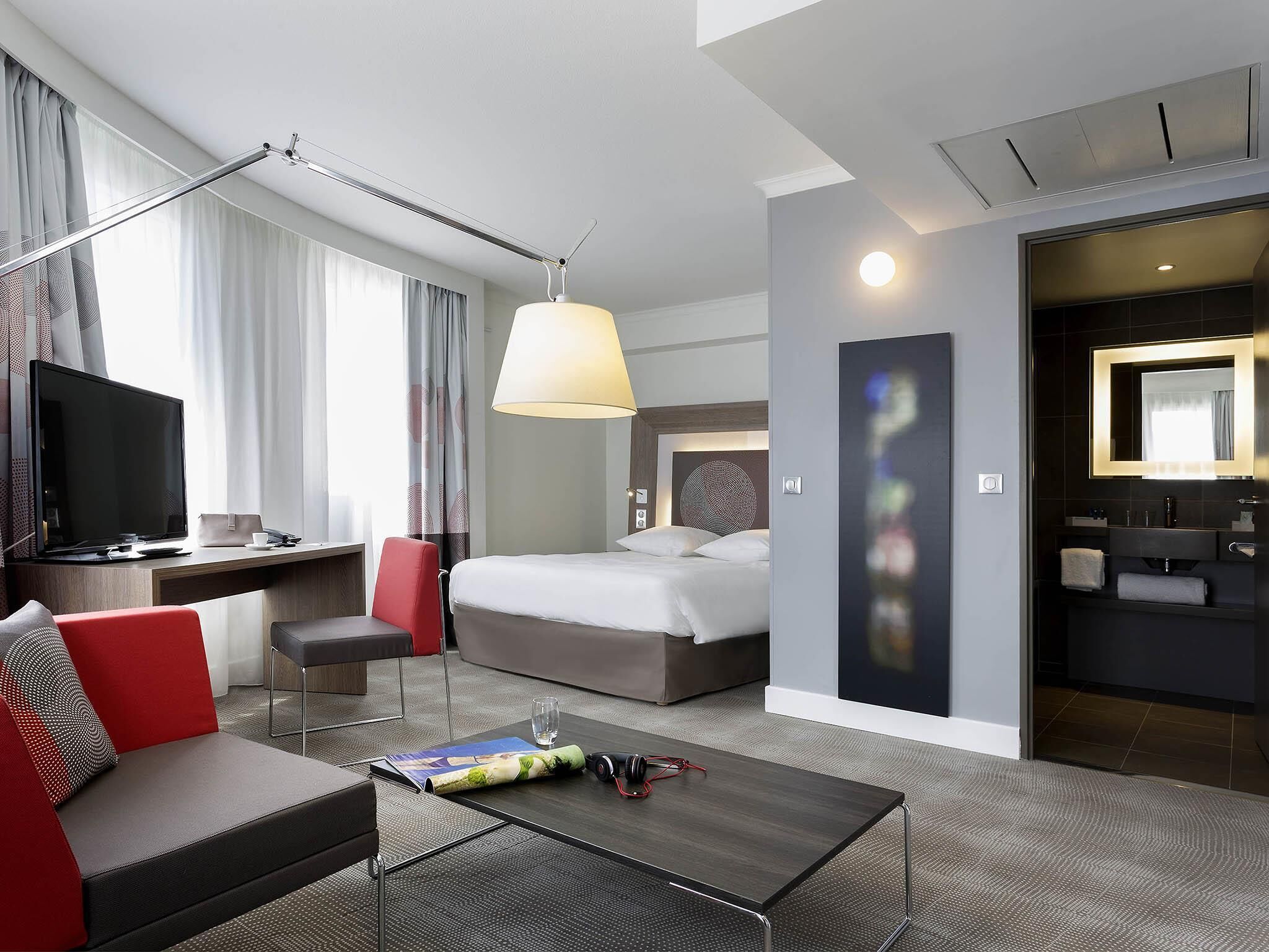 Executive Room, 1 Queen Bed | Premium bedding, free minibar, in-room safe, desk