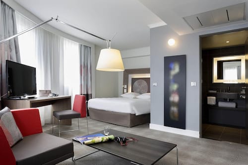 Executive kamer, 1 queensize bed | Luxe beddengoed, een gratis minibar, een kluis op de kamer, een bureau