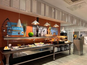 Café da manhã com buffet todos os dias (EUR 20.5 por pessoa) 