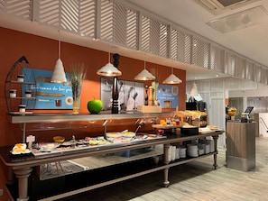 Café da manhã com buffet todos os dias (EUR 20.5 por pessoa)