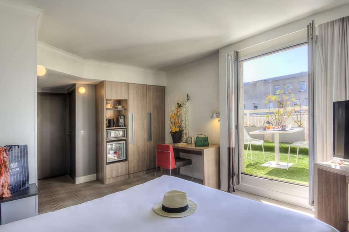 premium bedding, free minibar, in-room safe, desk