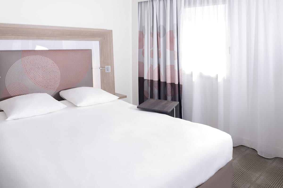 Superior kamer, 1 queensize bed | Luxe beddengoed, een gratis minibar, een kluis op de kamer, een bureau