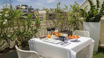 Premium bedding, free minibar, in-room safe, desk