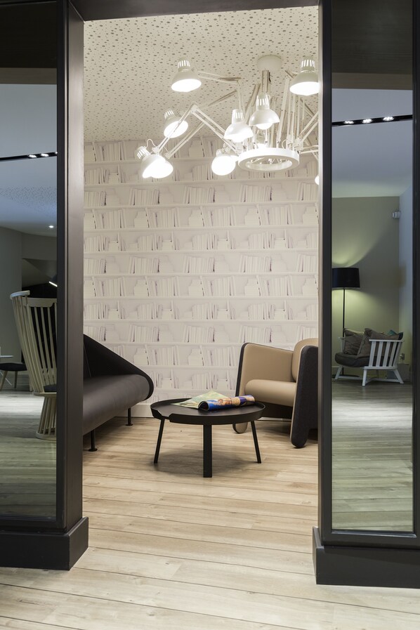 Lobby sitting area - Novotel Marseille Centre Prado Vélodrome (Marseille)