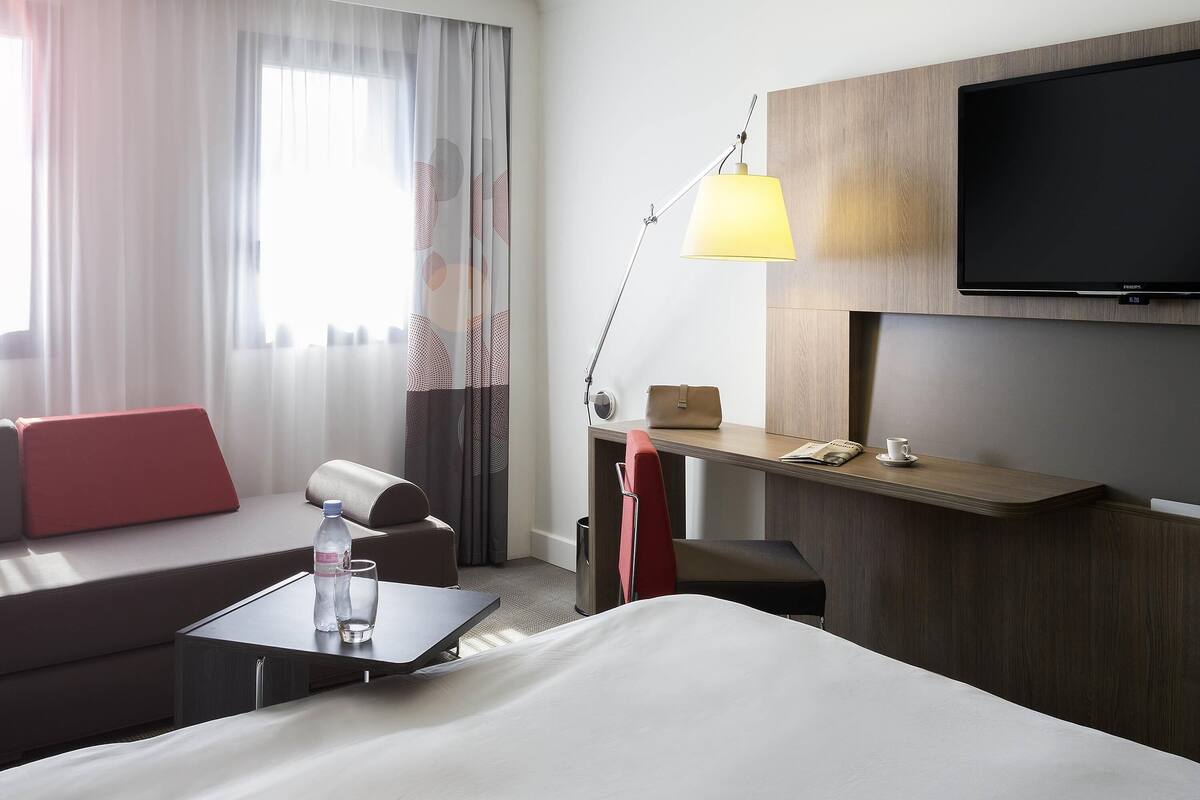 Luxe beddengoed, een gratis minibar, een kluis op de kamer, een bureau