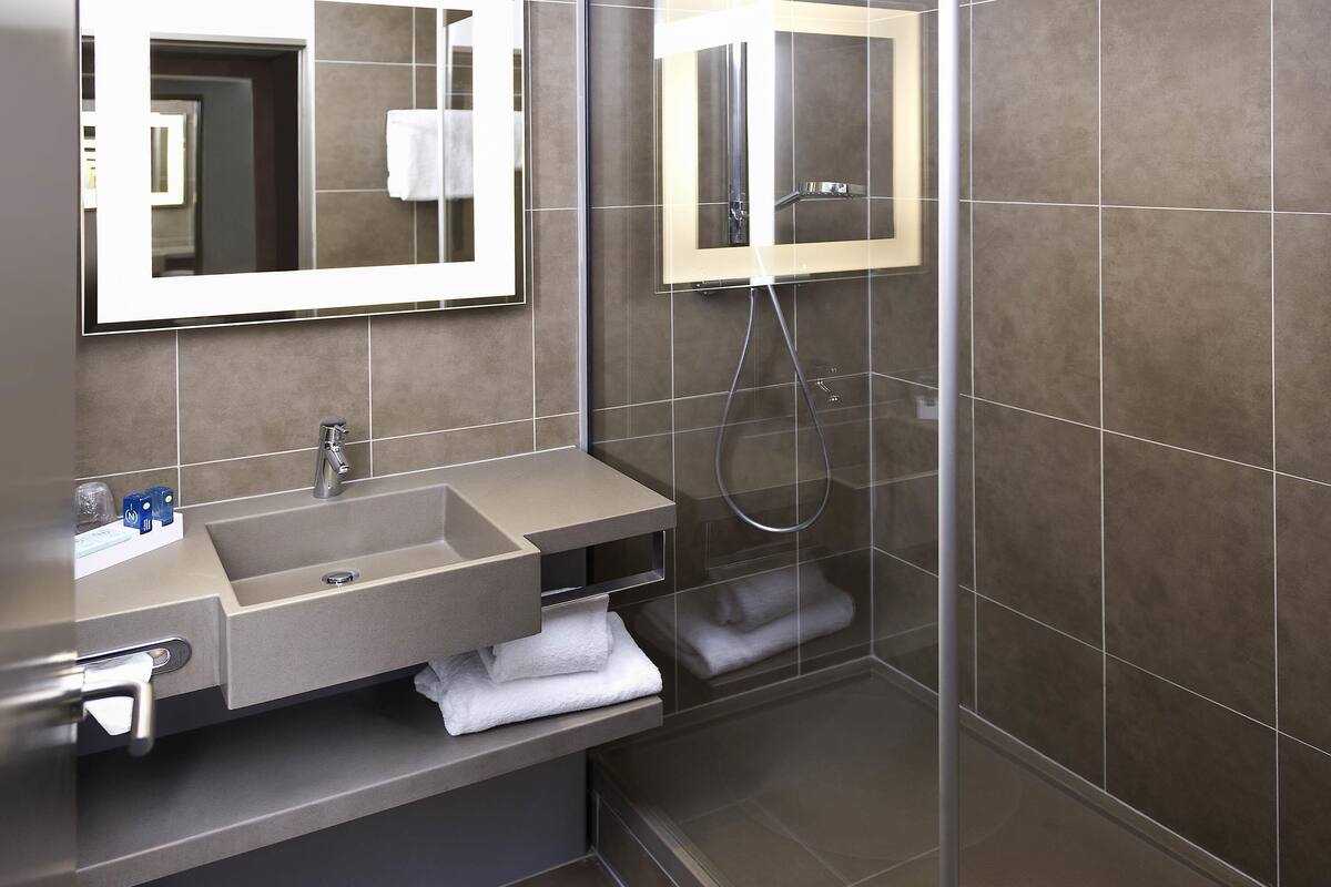 superior twin room, 2 single beds | premium bedding, free minibar, in-room safe, desk