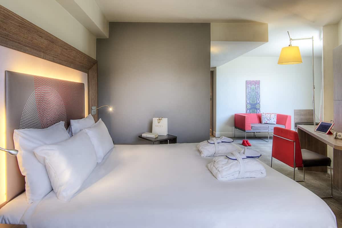 Executive kamer, 1 queensize bed | Luxe beddengoed, een gratis minibar, een kluis op de kamer, een bureau