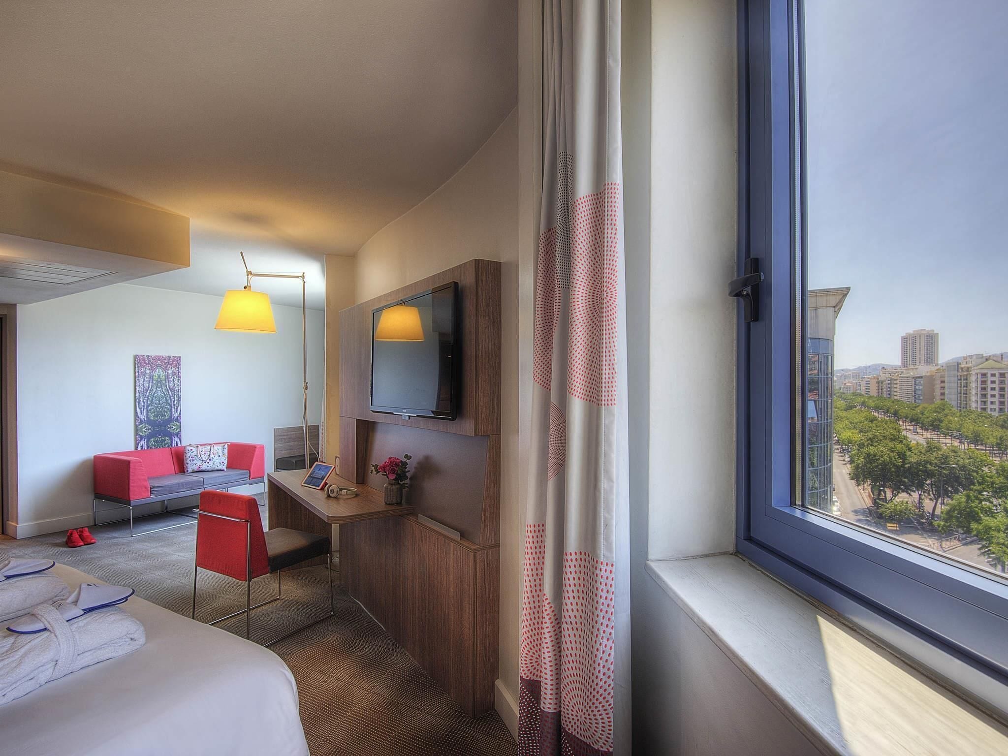 Executive kamer, 1 queensize bed | Luxe beddengoed, een gratis minibar, een kluis op de kamer, een bureau