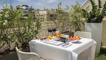 Premium bedding, free minibar, in-room safe, desk
