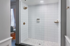 Suite Junior, 1 très grand lit et 1 canapé-lit | Literie de qualité, lit avec matelas à plateau-coussin, coffre-fort