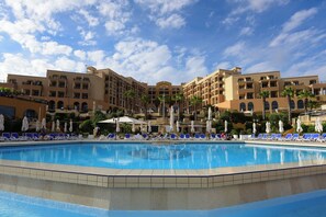 Indoor pool, 4 outdoor pools, pool umbrellas, pool loungers