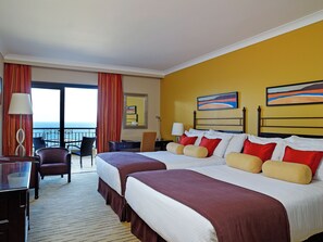 Minibar, safe på rommet og strykejern/-brett