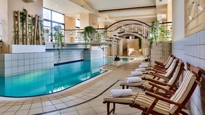 Una piscina cubierta, 4 piscinas al aire libre, sombrillas, tumbonas