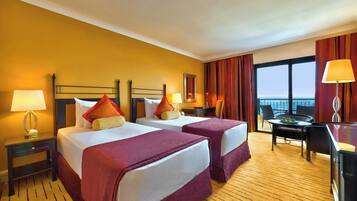 Minibar, safe på rommet og strykejern/-brett