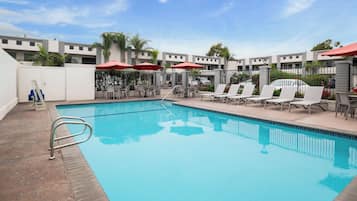 Piscina externa, funciona das 8h às 22h, guarda-sóis, espreguiçadeiras