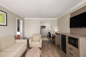 Suite, varias camas, para no fumadores | 1 habitación, escritorio y cortinas blackout 