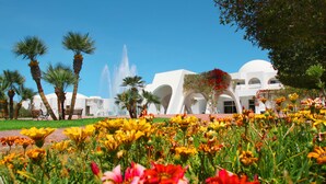 A building with white architecture and a fountain in the background. - Djerba Plaza Thalasso & Spa (Djerba Midun)