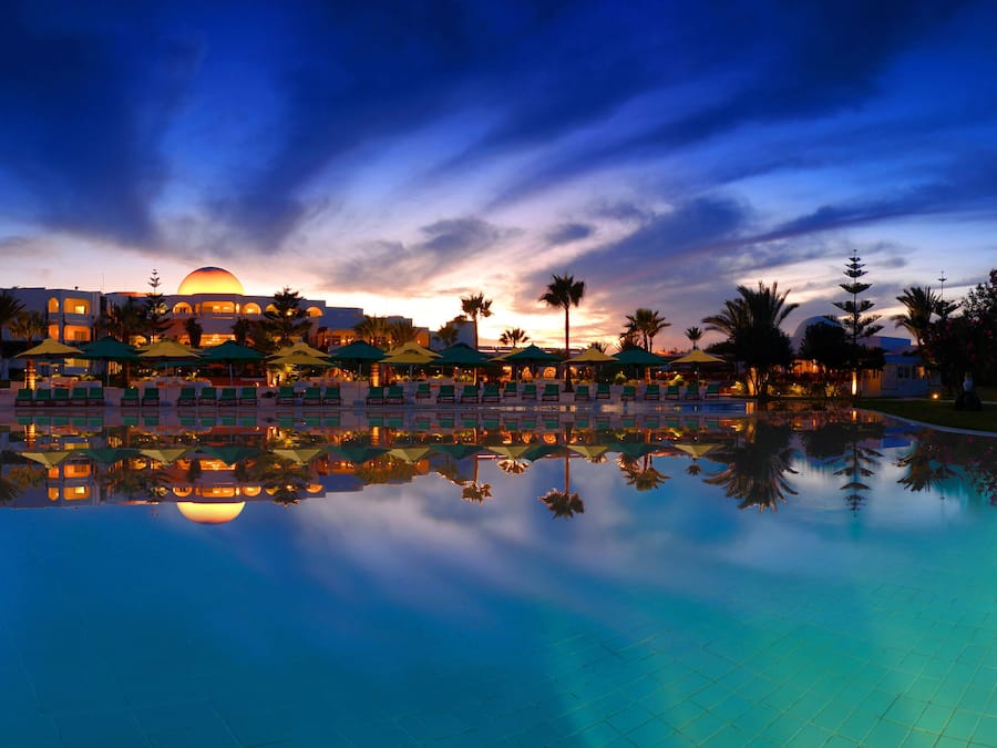 Fachada de la propiedad por la tarde o noche