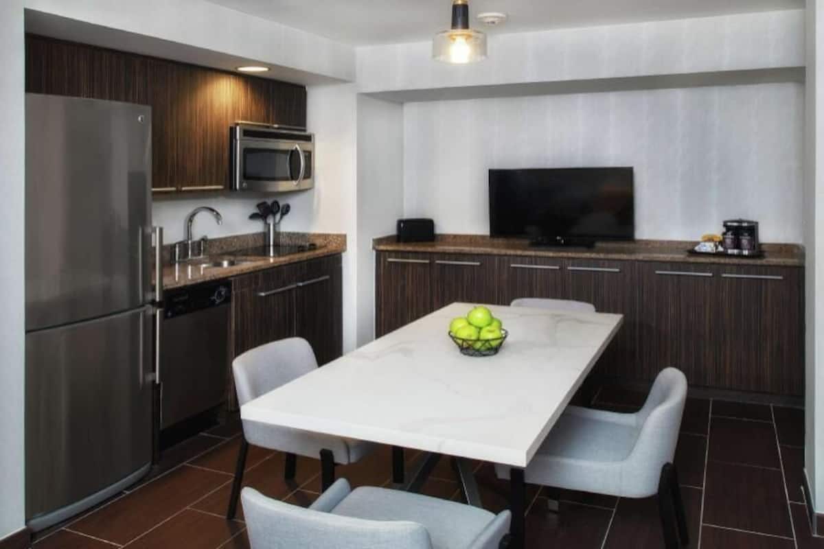 Private kitchen | Fridge, coffee/tea maker