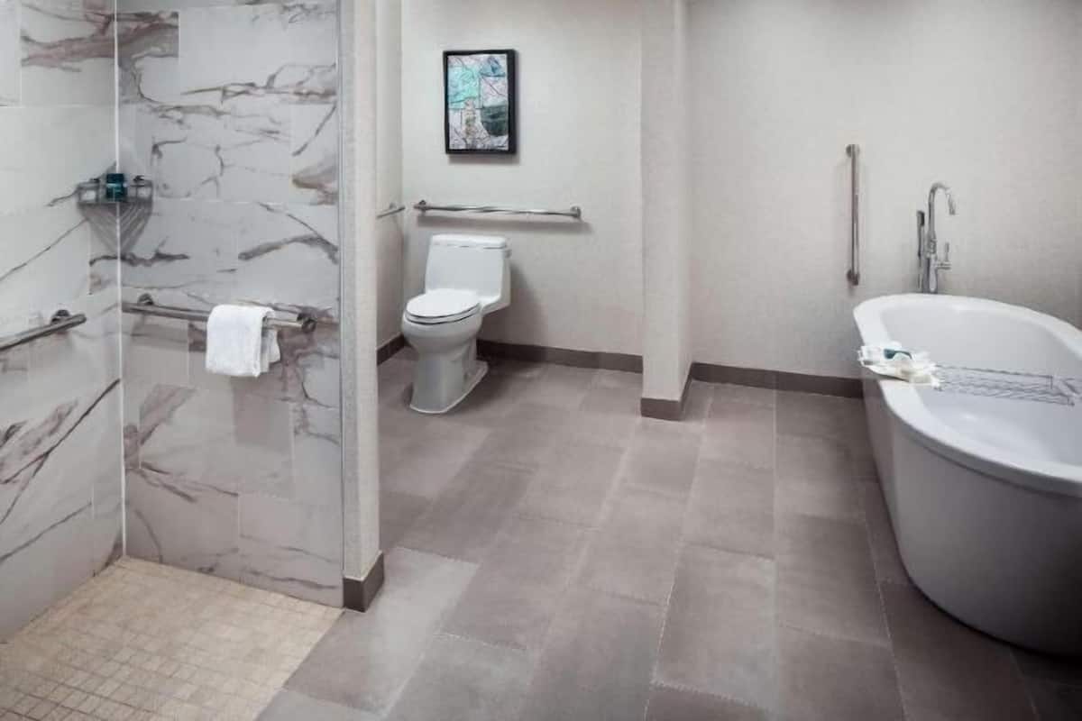 Badrum | Lyxtoalettartiklar, hårtork och handdukar