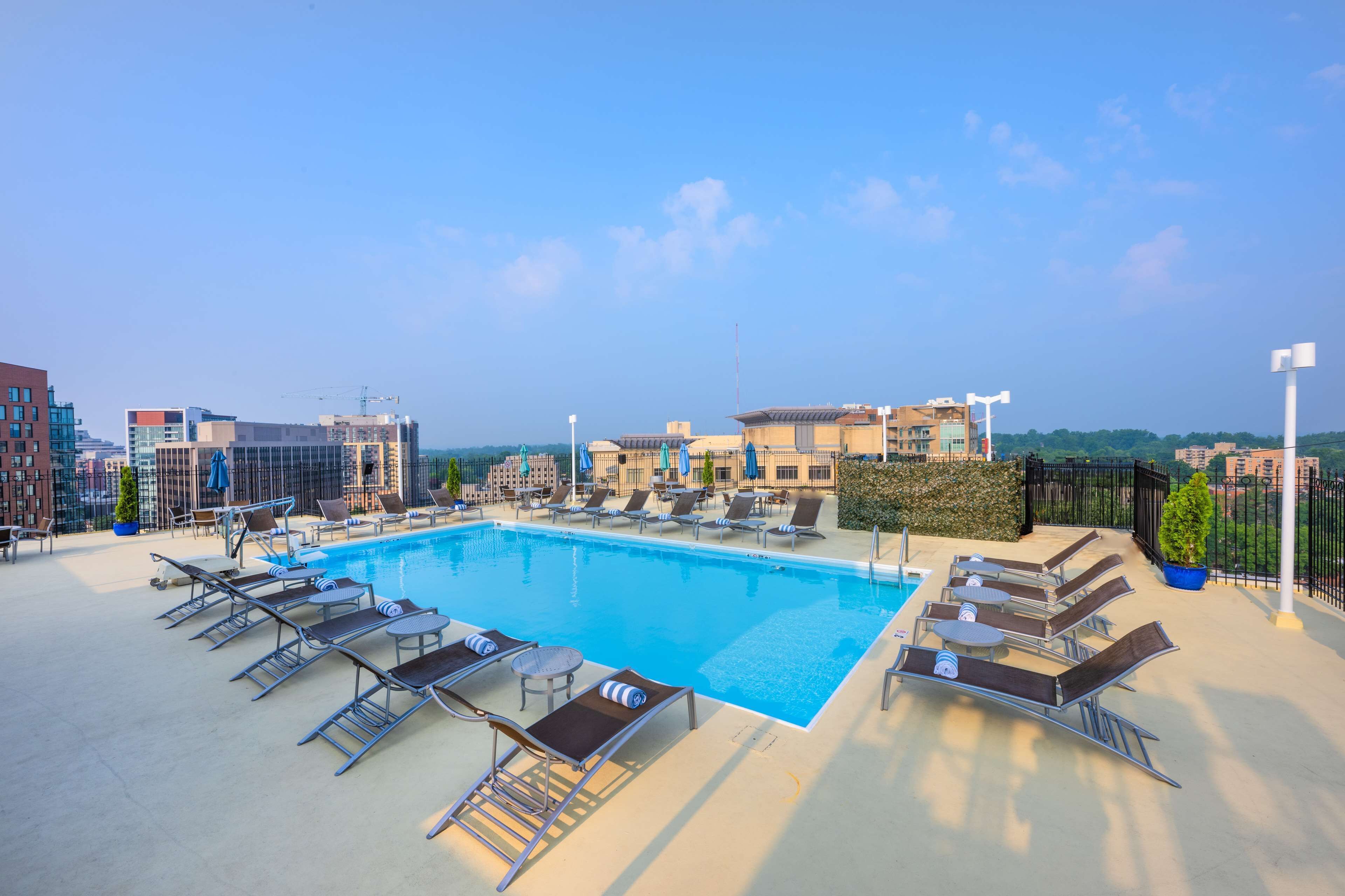 季节性开放的室外游泳池，日光浴躺椅