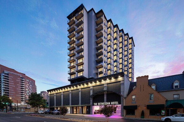 Un hotel de gran altura con varios balcones y una entrada destacada que dice 'The Bethesda Hotel'.