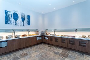 Café da manhã feito na hora todos os dias mediante uma taxa