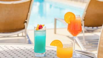 Piscina externa sazonal, funciona das 11h às 19h, espreguiçadeiras