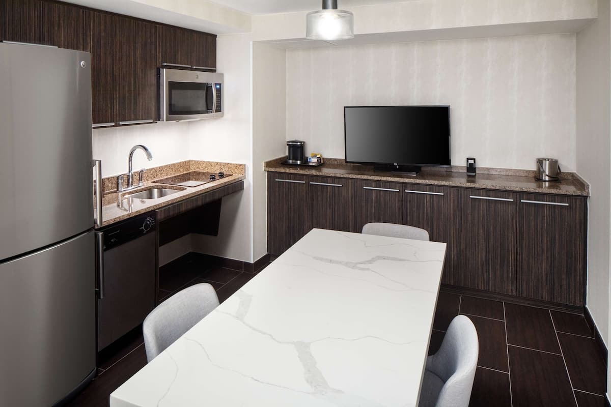 Fridge, coffee/tea maker