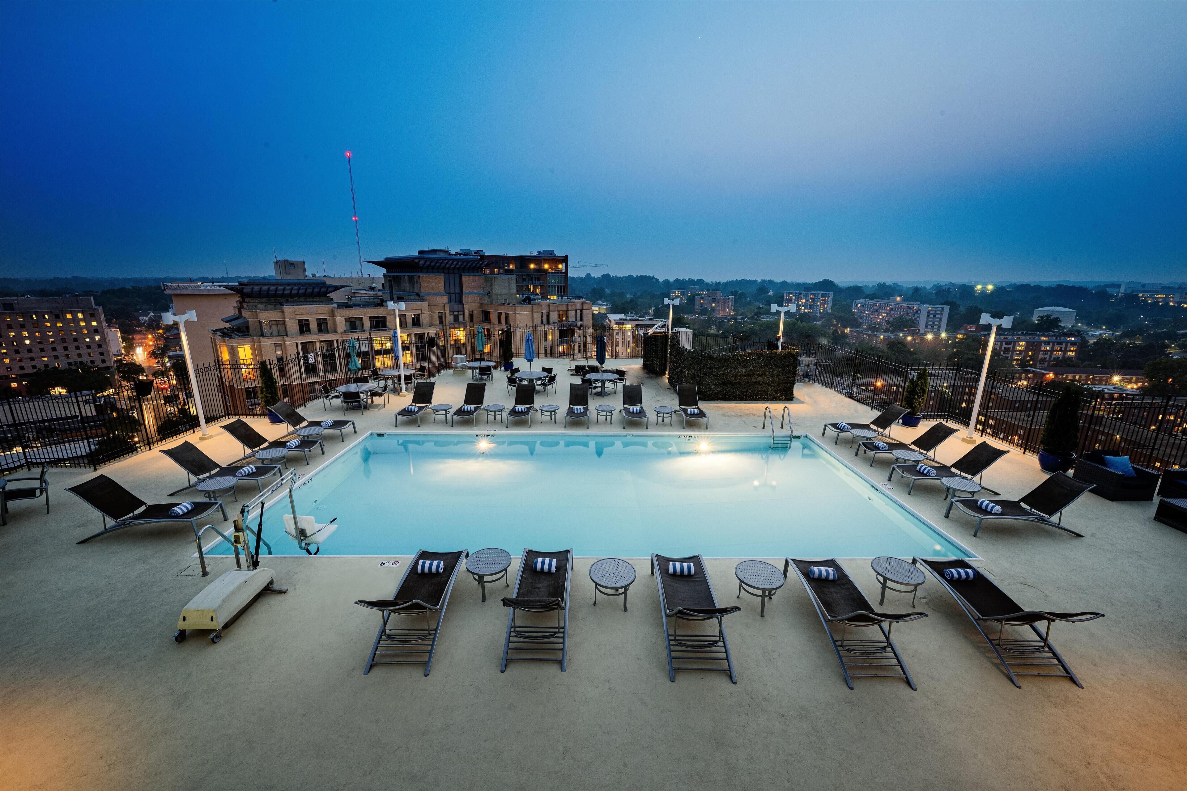 Sesongbasert utendørsbasseng og solsenger