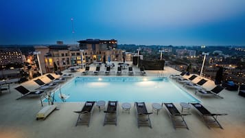 Sesongbasert utendørsbasseng og solsenger