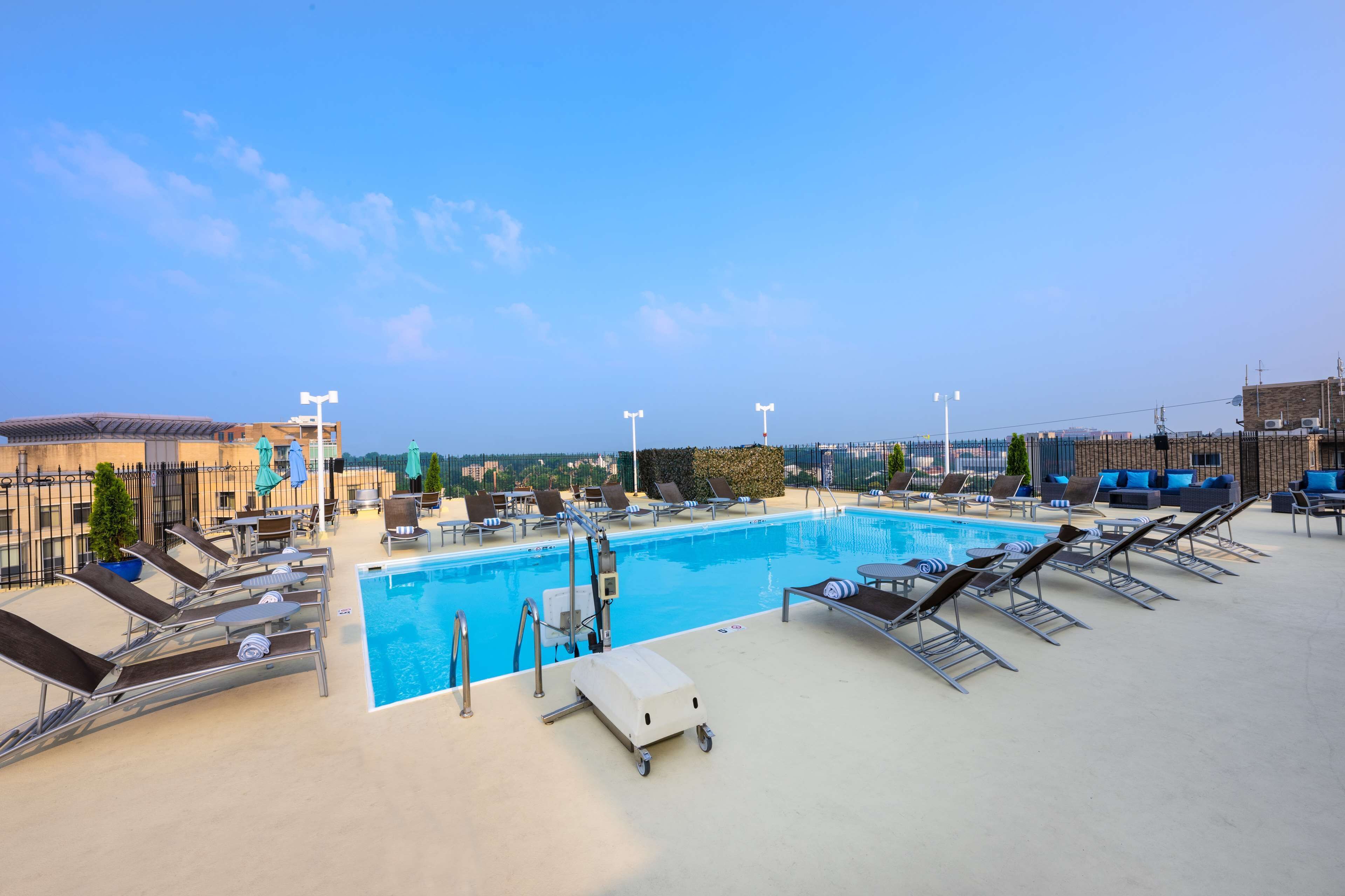 Alberca al aire libre por temporada y camastros 