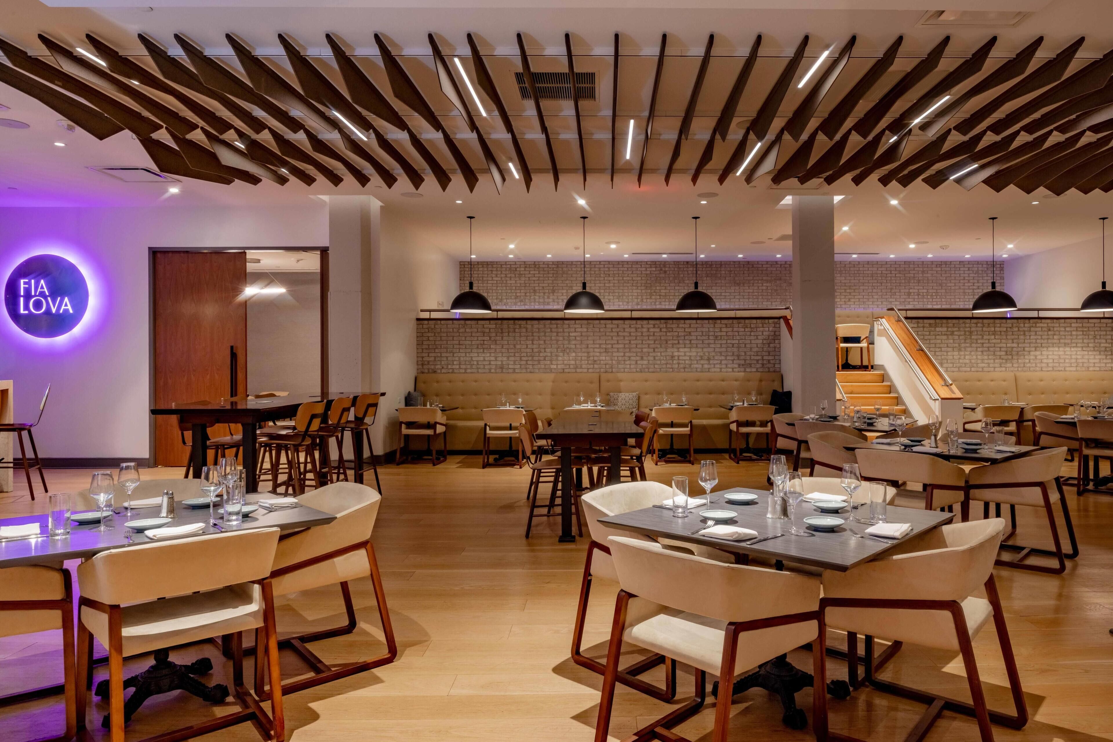 Phục vụ bữa sáng và bữa tối 