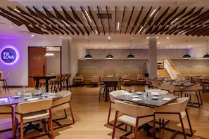 Breakfast and dinner served - The Bethesdan Hotel, Tapestry Collection by Hilton (Bethesda)