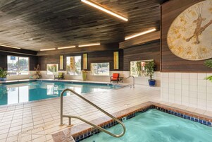 Una piscina techada, sillones reclinables de piscina