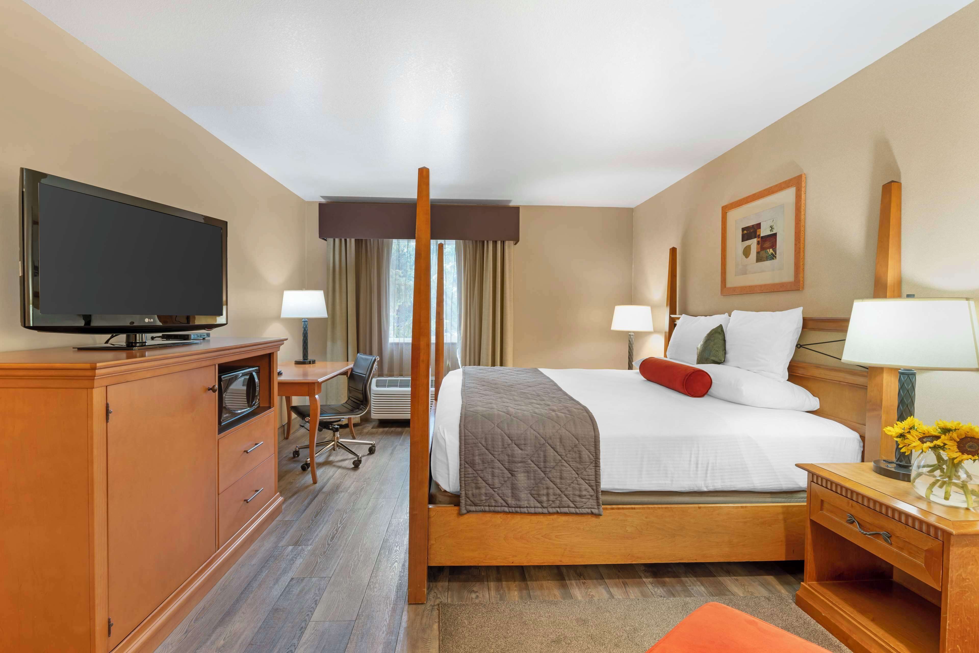 standard room, 1 king bed, non smoking, refrigerator & microwave | desk, iron/ironing board, free wifi, bed sheets