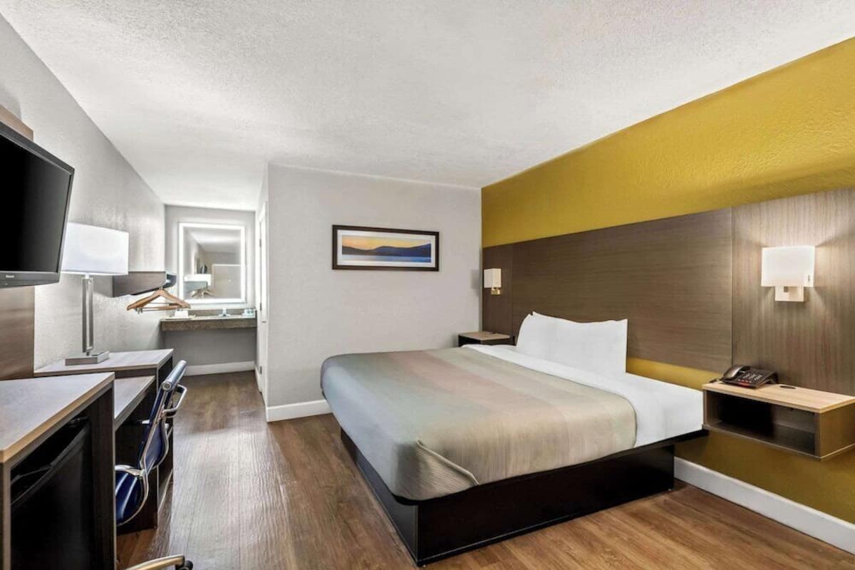 Premium bedding, in-room safe, iron/ironing board