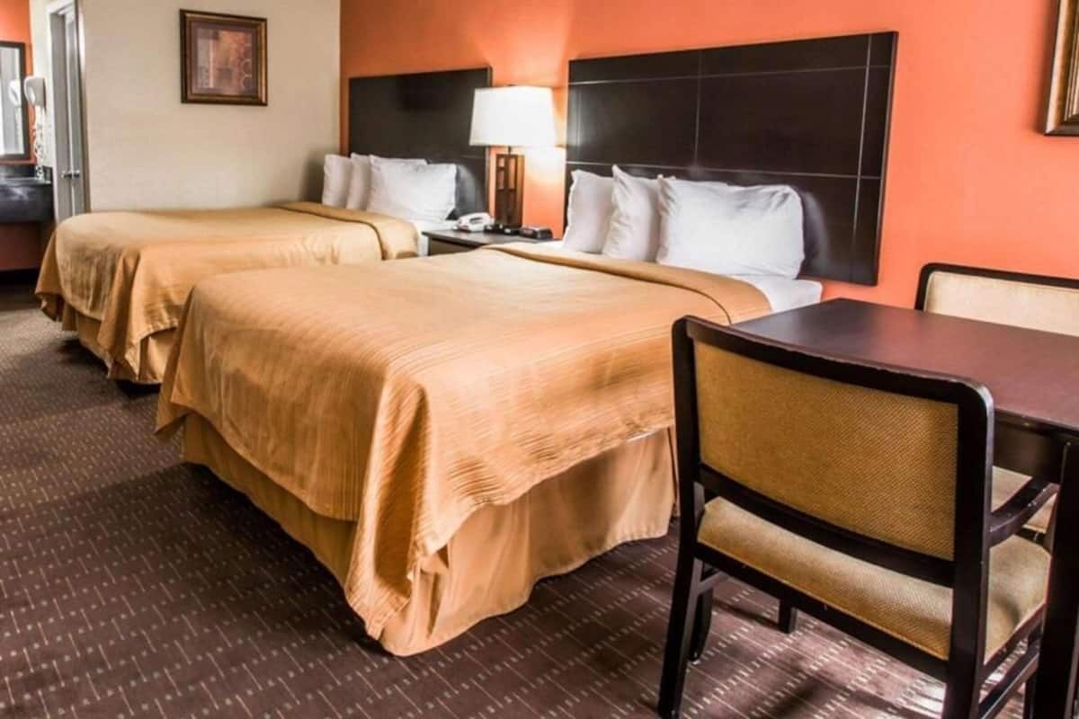 Premium bedding, in-room safe, iron/ironing board