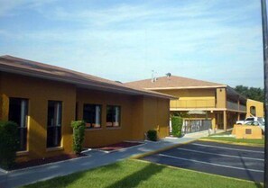 Un motel à deux étages, doté d’un parking et d’une petite pelouse.