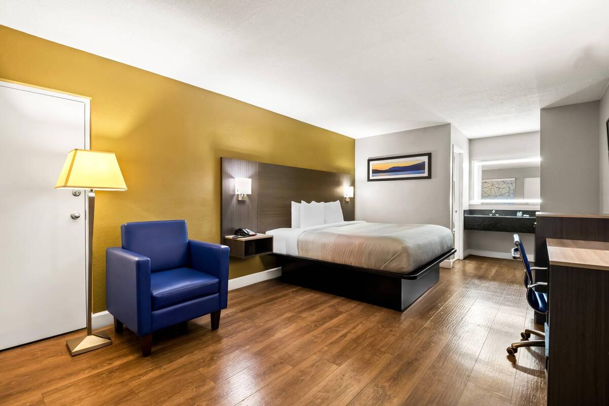Standard Room, 1 King Bed, Non Smoking
