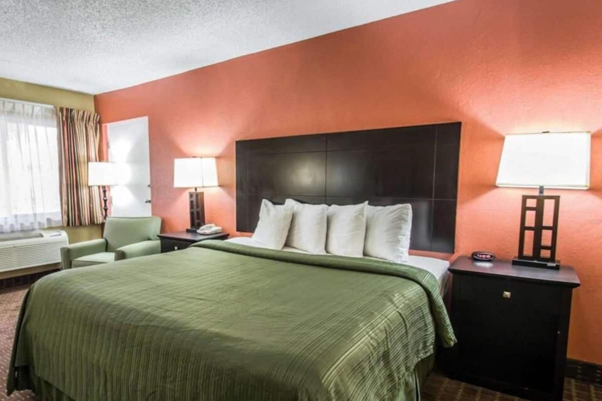 Premium bedding, in-room safe, iron/ironing board