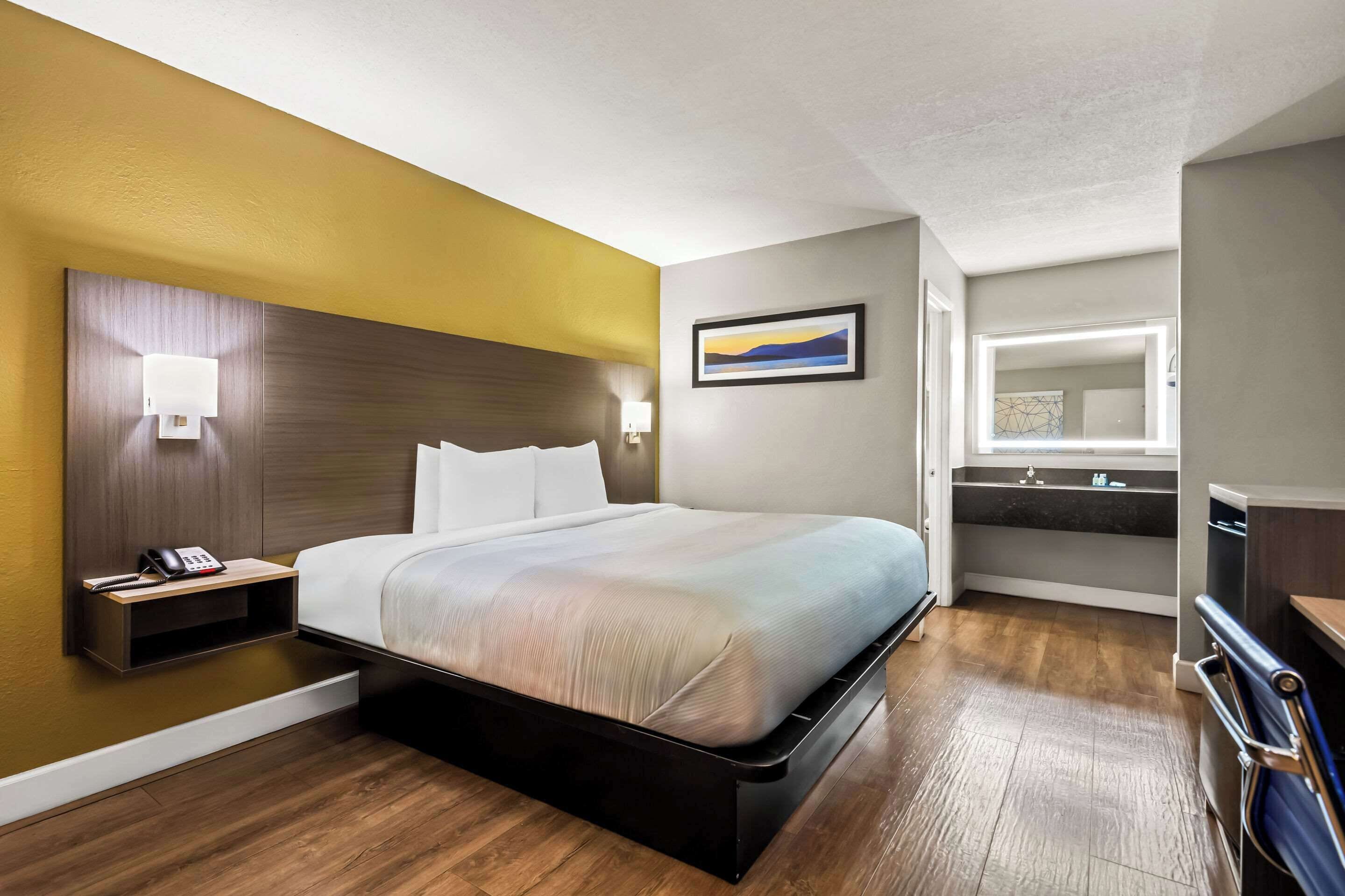 標準客房, 1 張特大雙人床, 非吸煙房 | 高級寢具、客房內保險箱、熨斗/熨衣板、免費搖籃/嬰兒床