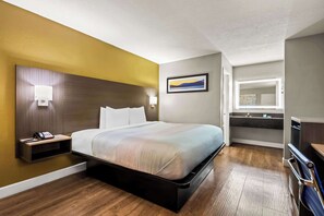 Standard Room, 1 King Bed, Non Smoking | Premium bedding, in-room safe, iron/ironing board