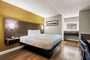 Standard Room, 1 King Bed, Non Smoking | Premium bedding, in-room safe, iron/ironing board