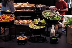 Se ofrece un desayuno completo (32 EUR por persona)