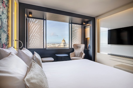 Deluxe Panorama (lounge access) | Egyptian cotton sheets, premium bedding, in-room safe, desk. The Hotel