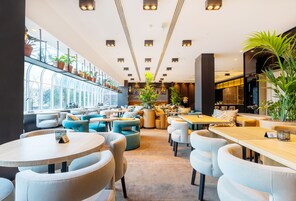 Se sirven desayunos, almuerzos y cenas; con vista al jardín