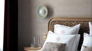 Ropa de cama de alta calidad, colchones con acolchado adicional, minibar